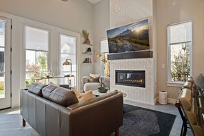 Smart TV, chimenea y oficina