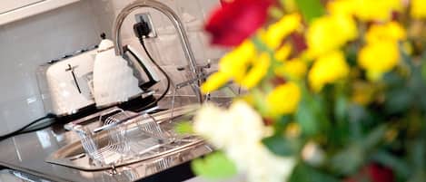 Appartement | Cuisine privée | Réfrigérateur, four à micro-ondes, bouilloire électrique, grille-pain