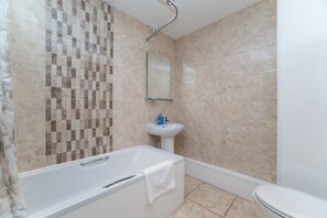 Apartment | Bathroom - Charming 1-bed Studio Apartment (Newcastle-upon-Tyne)