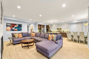 Smart TV, chimenea, futbolito y libros 