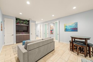 Smart-TV, Kamin, Tischfußball, Bücher