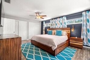 3 chambres, bureau, fer et planche à repasser, lit de bébé portatif