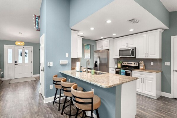 Frigorífico, microondas, horno y placa de cocina