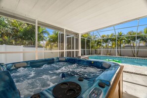 Bañera de hidromasaje cubierta