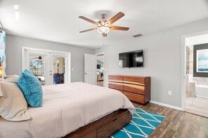 3 dormitorios, escritorio, tabla de planchar con plancha y cuna de viaje