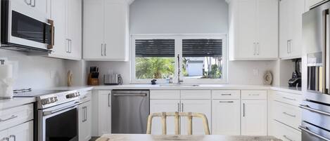 Micro-ondes, four, plaque de cuisson, lave-vaisselle