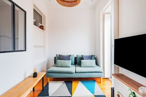 Leilighet – city, 1 soverom, ikke-røyk, balkong | Oppholdsrom | En 32-tommers Flatskjerm-TV med Parabol-TV