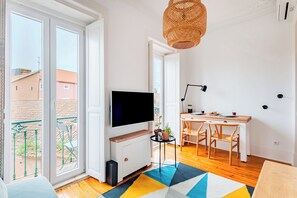32-inch flat-screen TV with satellite channels - Bright Loft at Lisbon Downtown (Lisbon)