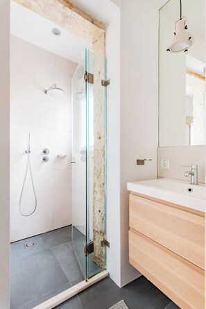 City Apartment, 1 Bedroom, Non Smoking, Balcony | Bathroom - Bright Loft at Lisbon Downtown (Lisbon)