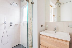 City Apartment, 1 Bedroom, Non Smoking, Balcony | Bathroom - Bright Loft at Lisbon Downtown (Lisbon)