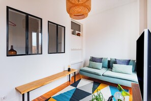 City-lejlighed - 1 soveværelse - ikke-ryger - balkon | Stue | 32-tommers fladskærms-tv med satellitkanaler