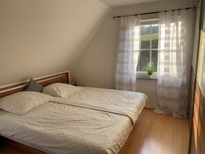 3 bedrooms, travel crib, free WiFi, bed sheets