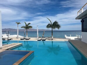 Una piscina al aire libre, una piscina climatizada
