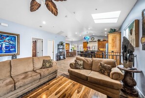 TV, fireplace - NEW!!! Otter's Nest - Walkable to Cannery Row & More (Monterey)