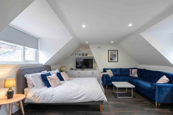 Aquila Studio Flat: Bedroom / Lounge
