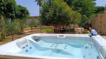 Bain à remous extérieur