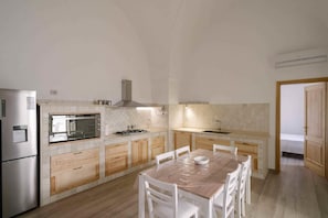 Réfrigérateur, un four, surface de cuisson, lave-vaisselle