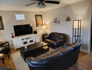 Smart TV - Charming 2-bedroom country house with AC, WiFi in Lenoir (Lenoir)