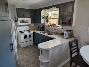 Microwave, oven, stovetop - Charming 2-bedroom country house with AC, WiFi in Lenoir (Lenoir)