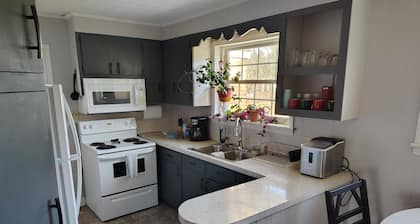 Charming 2-bedroom country house with AC, WiFi in Lenoir