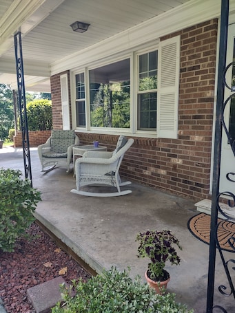 テラス / パティオ. Charming 2-bedroom country house with AC, WiFi in Lenoir