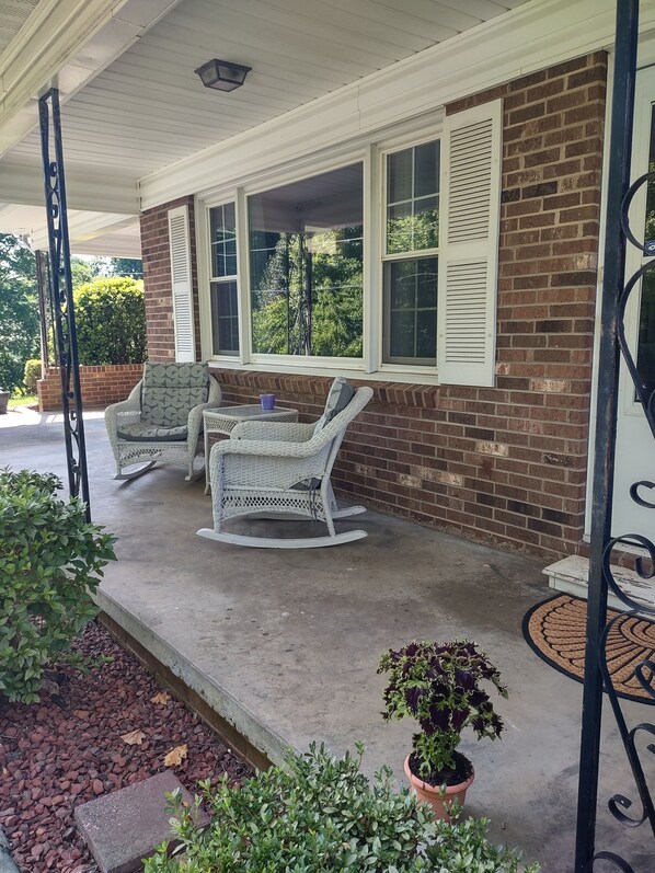 Terrace/patio - Charming 2-bedroom country house with AC, WiFi in Lenoir (Lenoir)