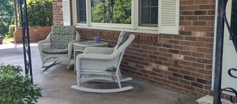 Charming 2-bedroom country house with AC, WiFi in Lenoir