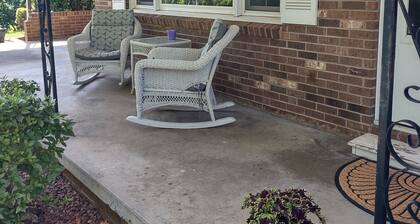 Charming 2-bedroom country house with AC, WiFi in Lenoir