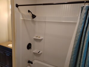 Sèche-cheveux, serviettes fournies, savon, papier toilette