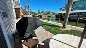 Outdoor dining - Siren's Hideaway - Steps from the Beach (Fort Myers Beach)