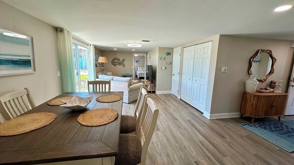 Dining - Siren's Hideaway - Steps from the Beach (Fort Myers Beach)