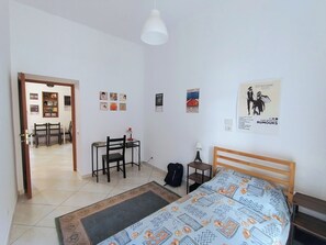 4 Schlafzimmer, Schreibtisch, Bügeleisen/Bügelbrett, Reisekinderbett