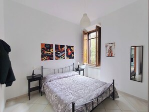 4 Schlafzimmer, Schreibtisch, Bügeleisen/Bügelbrett, Reisekinderbett