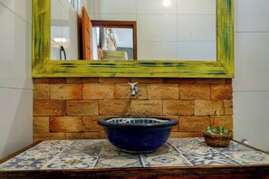 Deluxe tweepersoonskamer, uitzicht op tuin | Badkamer | Handdoeken, zeep, shampoo, toiletpapier