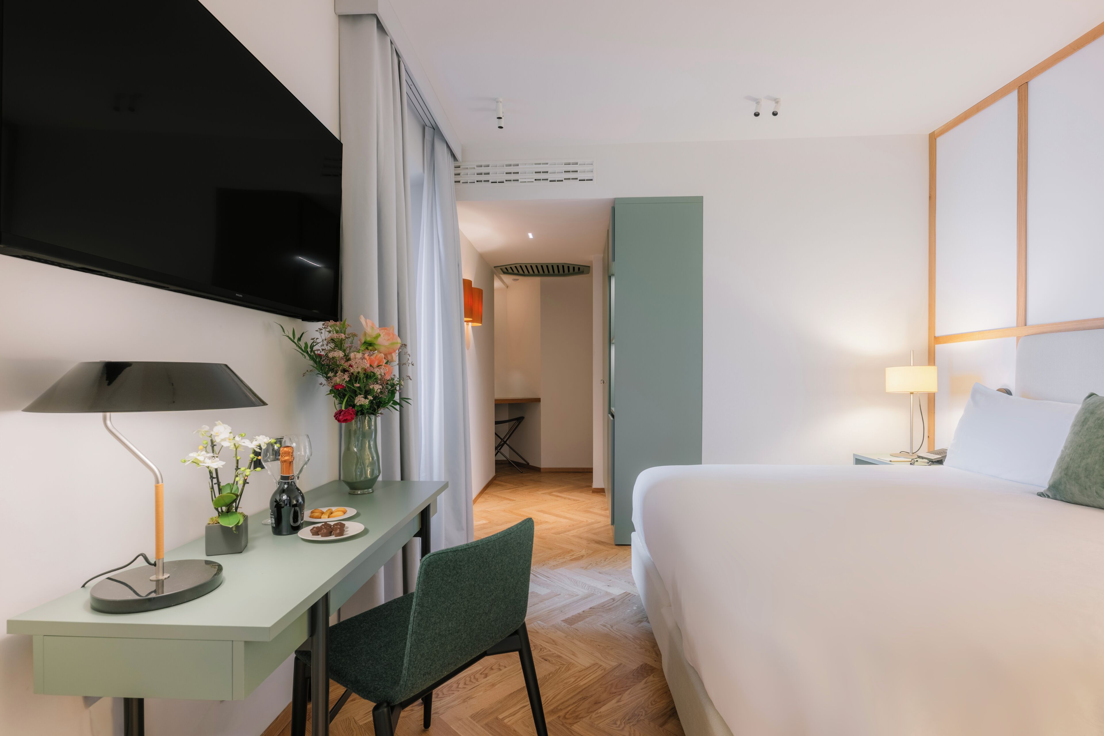 ميني بار وخزنة داخل الغرفة ومكتب وستائر تعتيم