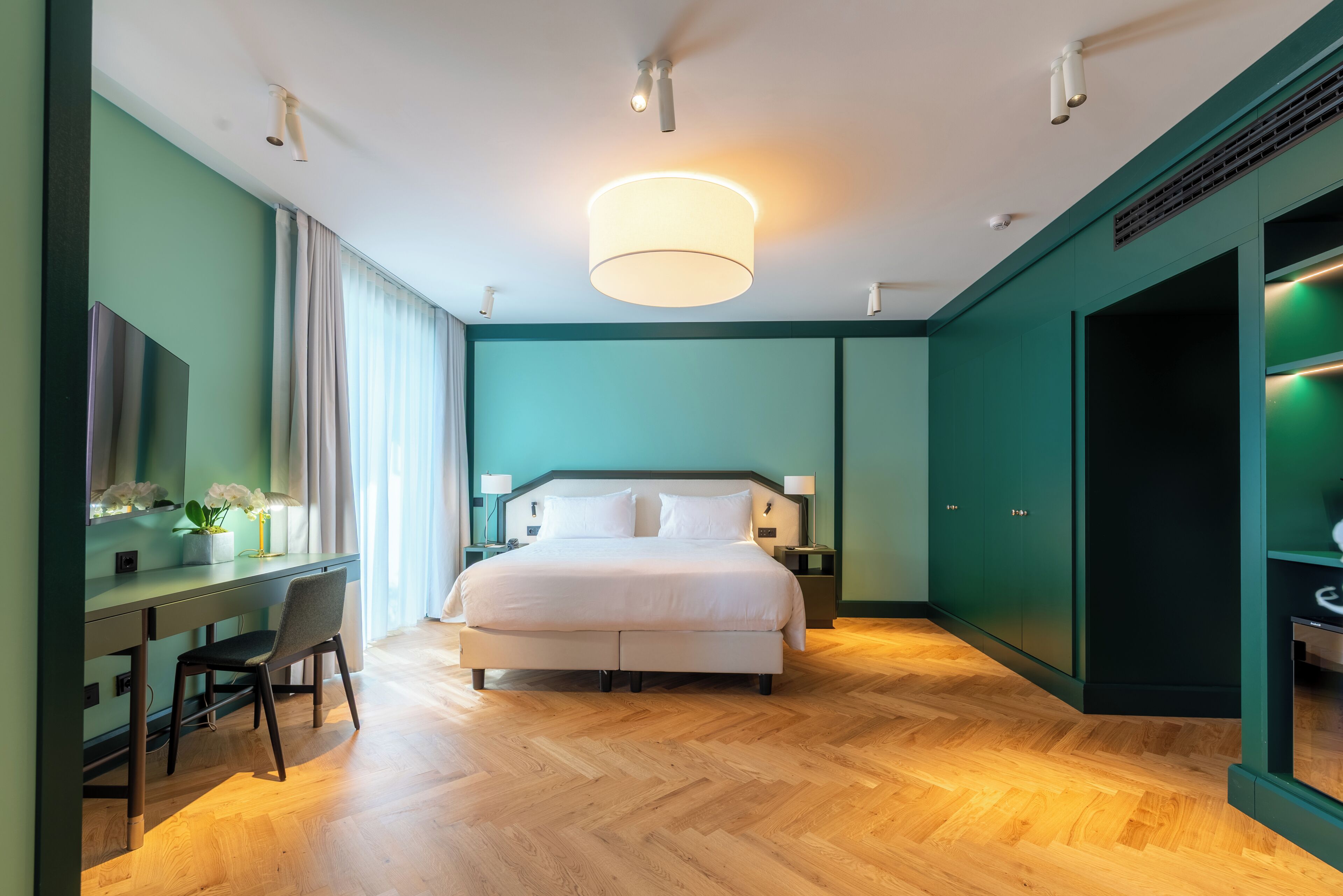 ميني بار وخزنة داخل الغرفة ومكتب وستائر تعتيم