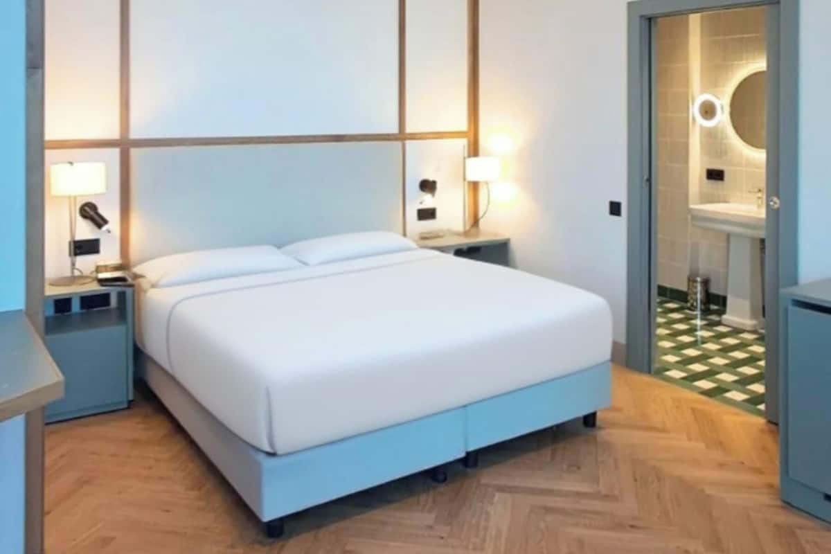 Junior Suite, Lake View | Minibar, in-room safe, desk, blackout drapes