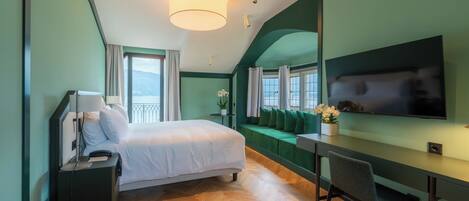 Habitació doble Deluxe, balcó, vistes al llac | 1 dormitori, caixa forta a l'habitació, escriptori i cortines opaques