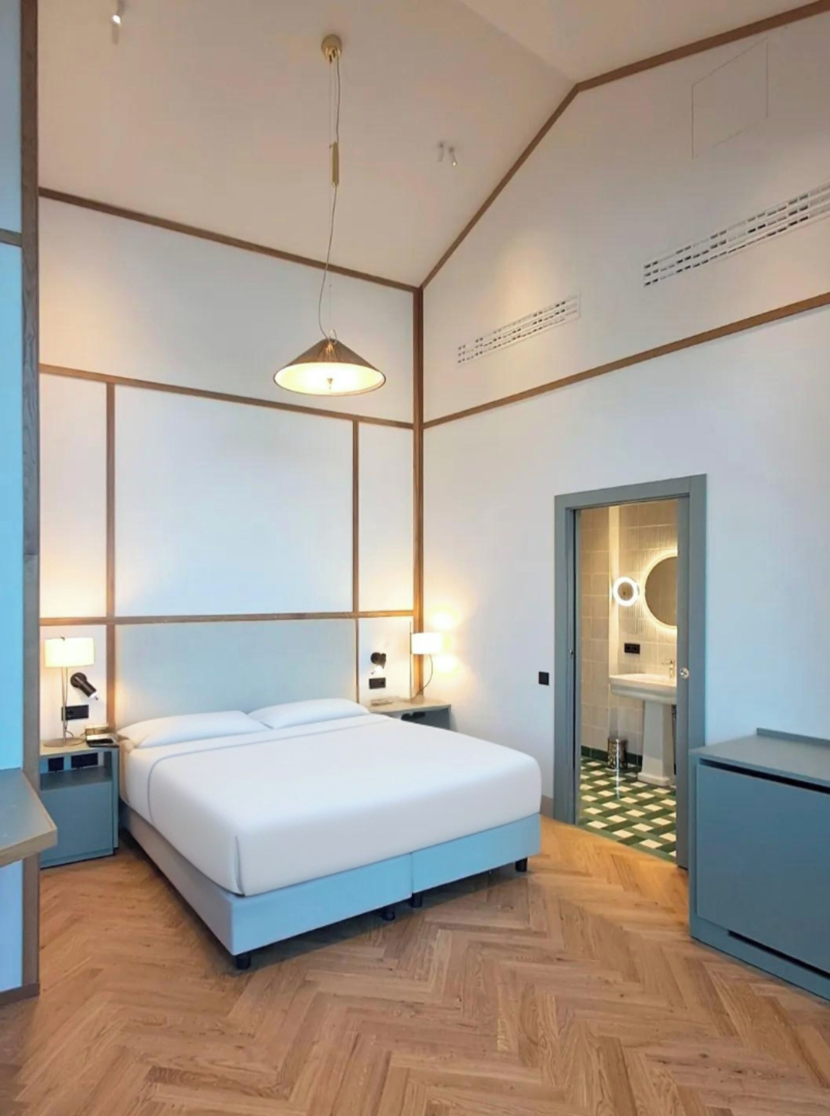 Suite júnior, vistes al llac | Minibar, caixa forta a l'habitació, escriptori i cortines opaques 