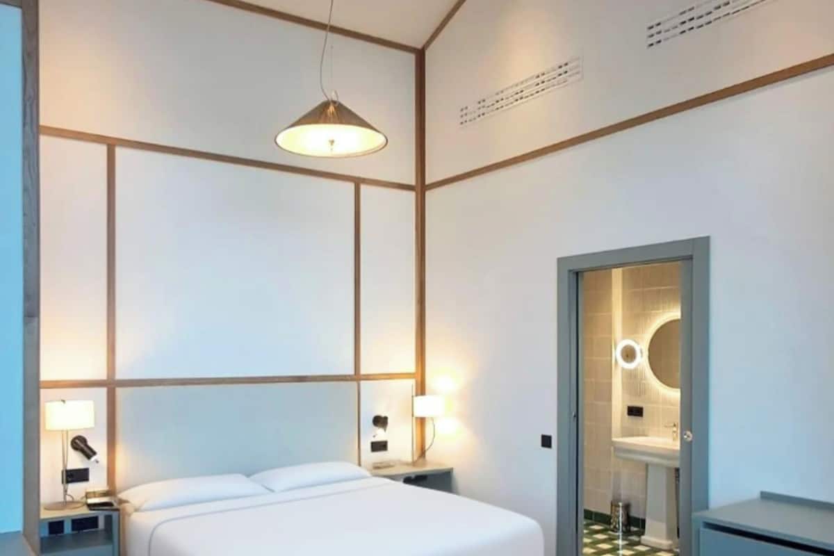 Suite júnior, vistes al llac | Minibar, caixa forta a l'habitació, escriptori i cortines opaques