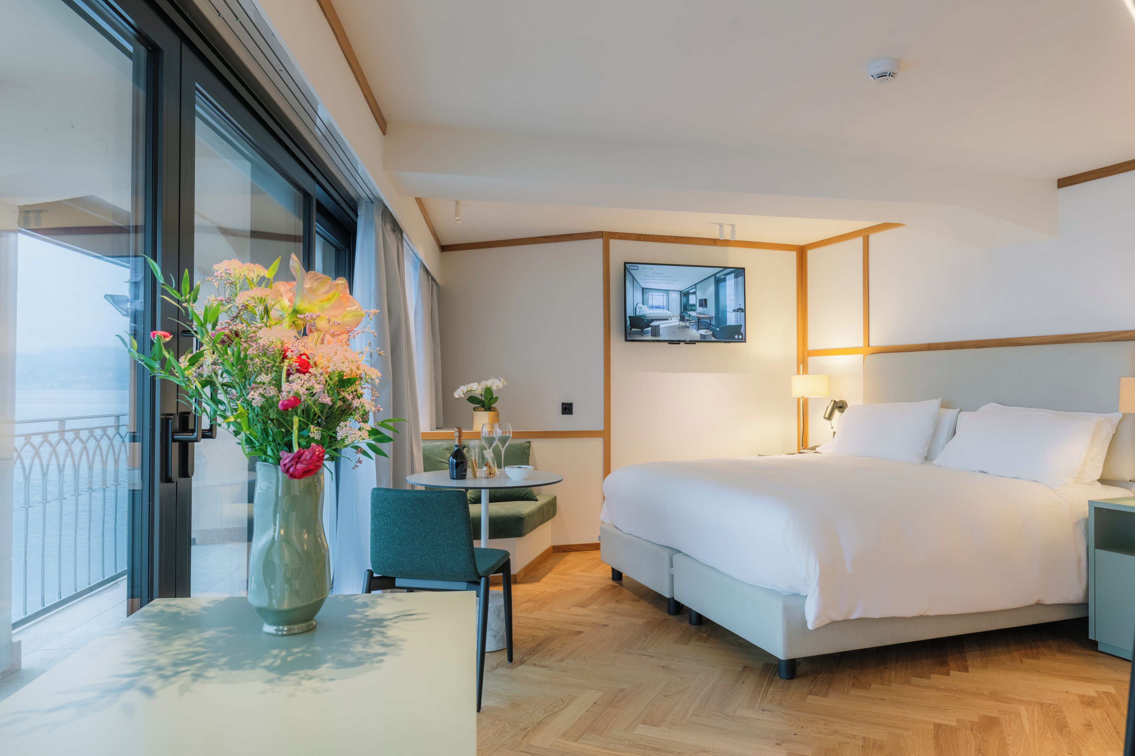 ميني بار وخزنة داخل الغرفة ومكتب وستائر تعتيم