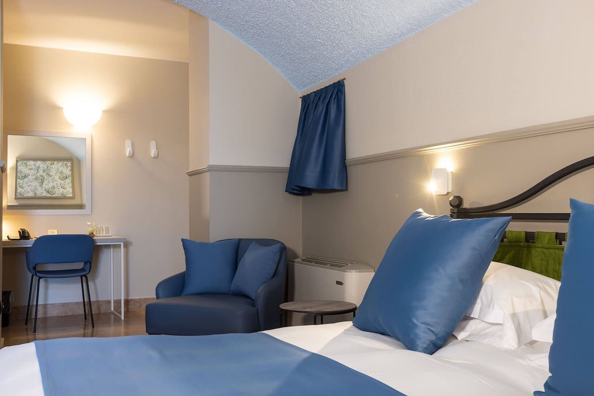 Classic Double Room, Lake View | 1 bedroom, in-room safe, desk, blackout curtains