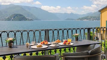 Esmorzar diari d'estil bufet gratuït