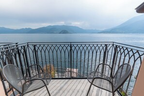 Suite Junior, balcon, vue lac | Vue de la chambre