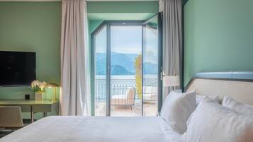 Suite – junior, terrasse, utsikt mot innsjø | Safe på rommet, skrivebord, blendingsgardiner og lydisolert