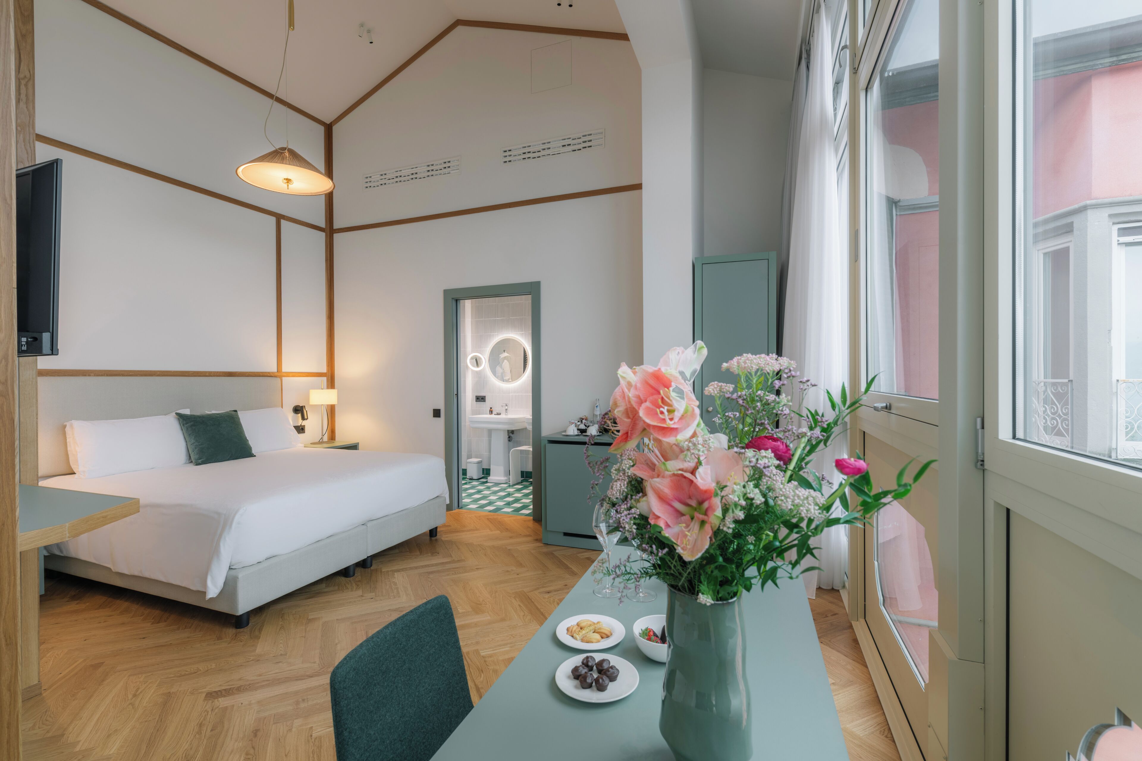 ميني بار وخزنة داخل الغرفة ومكتب وستائر تعتيم