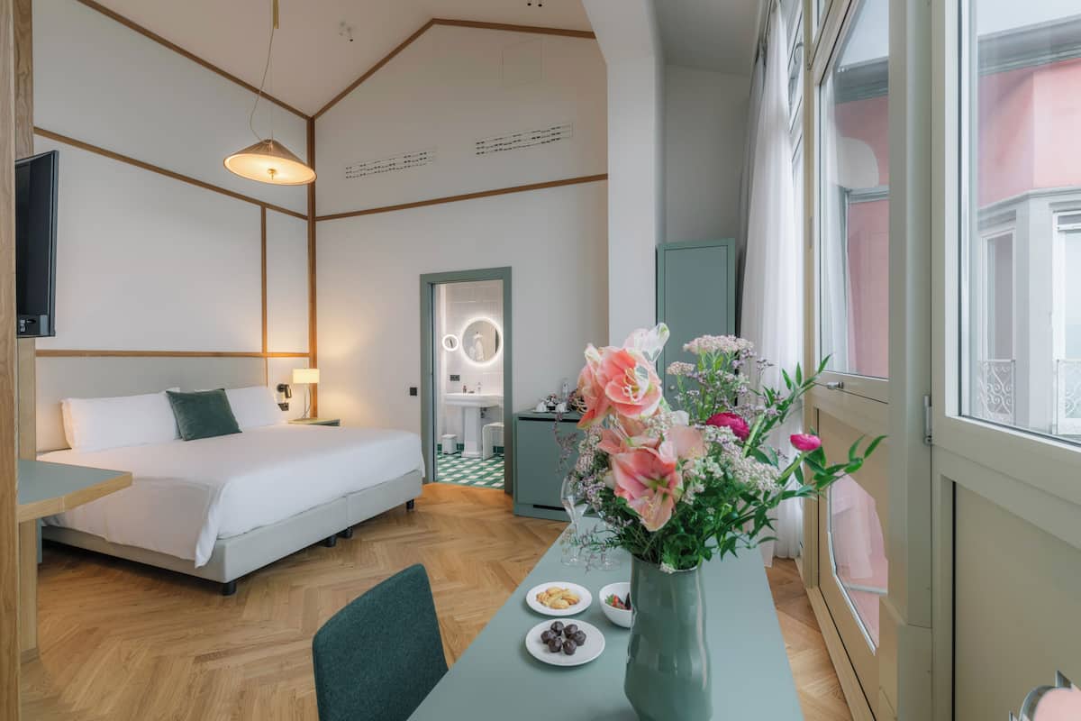 ميني بار وخزنة داخل الغرفة ومكتب وستائر تعتيم