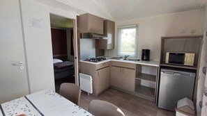 Refrigerador, microondas, placa de cocina