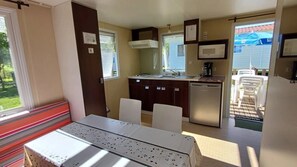 Kühlschrank, Mikrowelle, Herdplatte