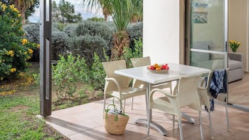 Habitación junior con 1 cama matrimonial o 2 individuales, vista al jardín | Terraza o patio